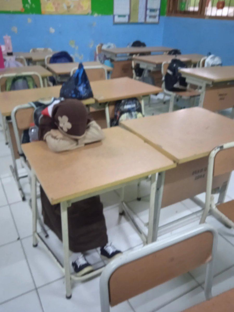 KapudS640's tweet photo. Mewek dari pagi. 🥺

Pas nganter anak-anak sekolah, aku lihat ada satu siswi jalan sambil nunduk, kelihatan lemes banget. Aku tanya, "Kamu kenapa?"

Dia bilang belum makan sejak semalam.

Aku tanya lagi, "Ibu ke mana?"

Katanya ibunya lagi sakit. Selama ini yang ngurus ayahnya. Pagi itu ayahnya sekalian nganter dia sekolah sambil narik ojol buat cari uang bekal.

Yang bikin salut, meski kondisinya begitu, anak ini tetap rapi dan bersih.

Karena bel masuk sudah bunyi, aku cuma sempat kasih biskuit dan sedikit uang.

Pas aku perhatiin, kantong baju Pramukanya sobek. Katanya semua seragam yang dia pakai hasil pemberian tetangga, bekas pakai.

MBG baru datang jam 10 saat jam istirahat. Kasihan, anak sekecil itu harus nahan lapar sejak semalam sampai jam segitu.

Ya Allah, semoga Engkau angkat derajat kedua orang tuanya dan mudahkan rezekinya. Aamiin. 🤲