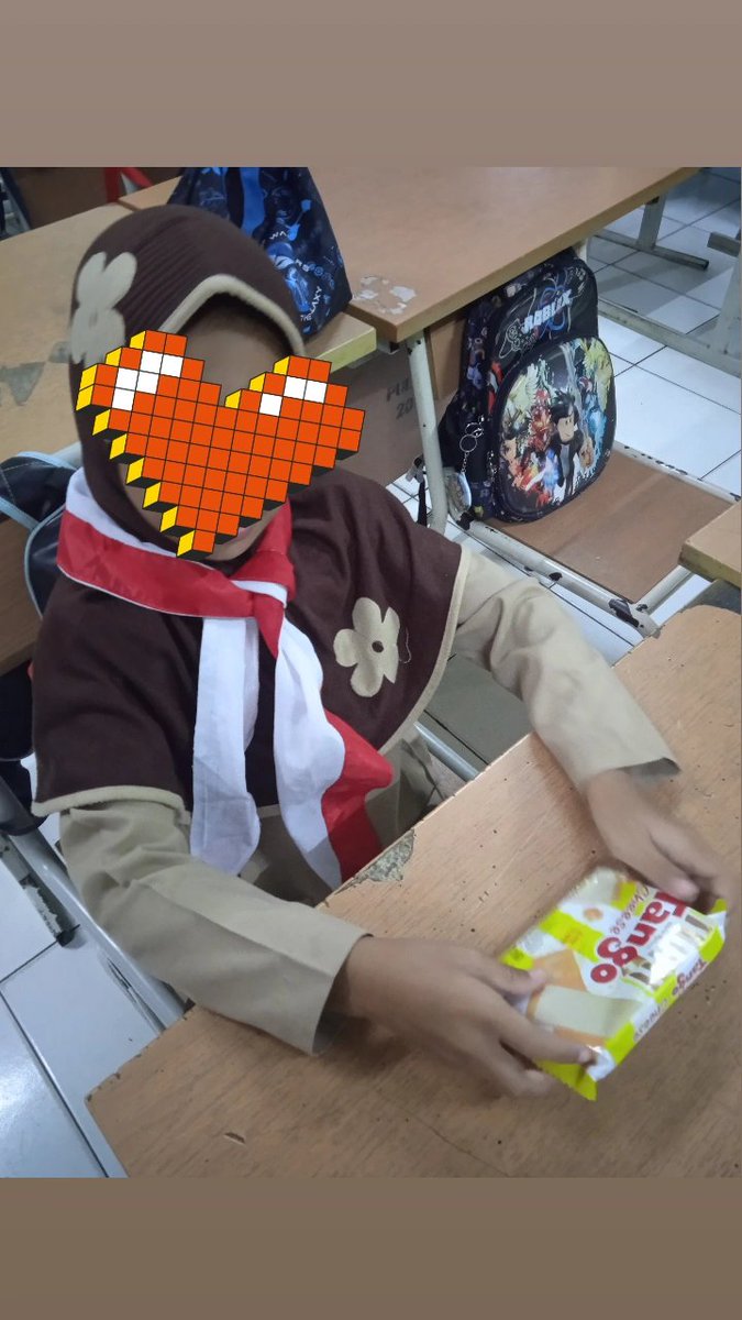 KapudS640's tweet photo. Mewek dari pagi. 🥺

Pas nganter anak-anak sekolah, aku lihat ada satu siswi jalan sambil nunduk, kelihatan lemes banget. Aku tanya, "Kamu kenapa?"

Dia bilang belum makan sejak semalam.

Aku tanya lagi, "Ibu ke mana?"

Katanya ibunya lagi sakit. Selama ini yang ngurus ayahnya. Pagi itu ayahnya sekalian nganter dia sekolah sambil narik ojol buat cari uang bekal.

Yang bikin salut, meski kondisinya begitu, anak ini tetap rapi dan bersih.

Karena bel masuk sudah bunyi, aku cuma sempat kasih biskuit dan sedikit uang.

Pas aku perhatiin, kantong baju Pramukanya sobek. Katanya semua seragam yang dia pakai hasil pemberian tetangga, bekas pakai.

MBG baru datang jam 10 saat jam istirahat. Kasihan, anak sekecil itu harus nahan lapar sejak semalam sampai jam segitu.

Ya Allah, semoga Engkau angkat derajat kedua orang tuanya dan mudahkan rezekinya. Aamiin. 🤲