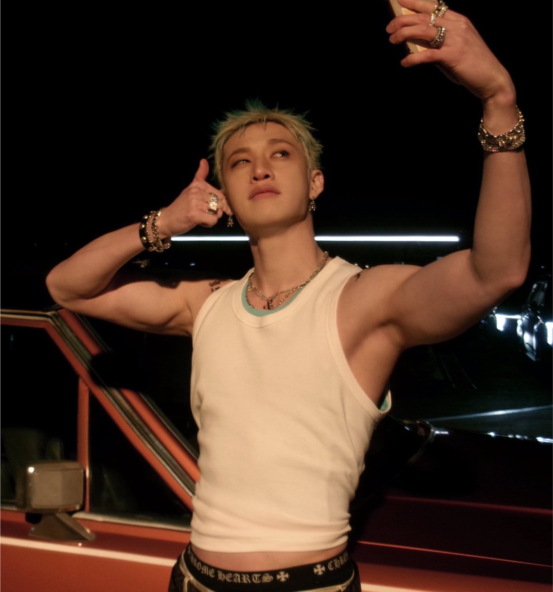 wlfiechans's tweet photo. chan’s recent trend of wearing his pants low has ruined my entire life actually https://t.co/XTUqILPZbQ
