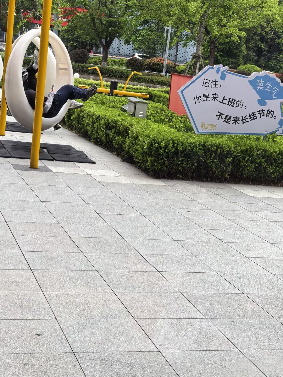ACRRDPP's tweet photo. 访客回来的路上好像���怀了
莫生气，你是来上班的不是来长结节的～
不然可能赚的工资还不够看病呢 https://t.co/q2fIsyj3kF