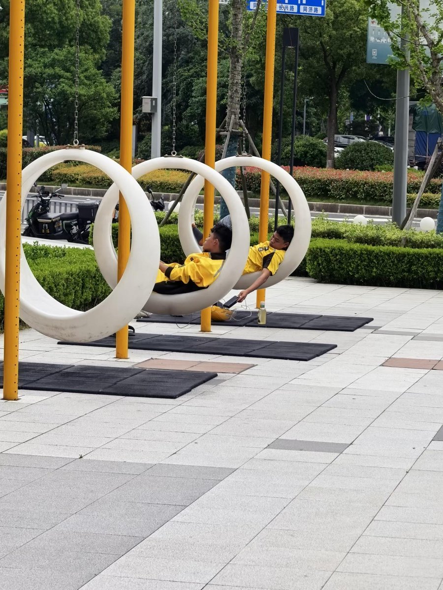 ACRRDPP's tweet photo. 访客回来的路上好像���怀了
莫生气，你是来上班的不是来长结节的～
不然可能赚的工资还不够看病呢 https://t.co/q2fIsyj3kF