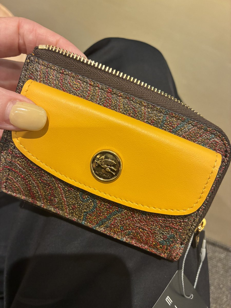 as_ikuy's tweet photo. コインケース、カード10枚入れても余裕だよー。私普段現金使わないからここにお札をちょこっと入れておけば十分

トライアングルスカーフ、まさかの2枚仕立て！(伝わる？😅)贅沢💛

#ETROperKaitoTakahashi
#髙橋海人 https://t.co/pJUFqDTuRX