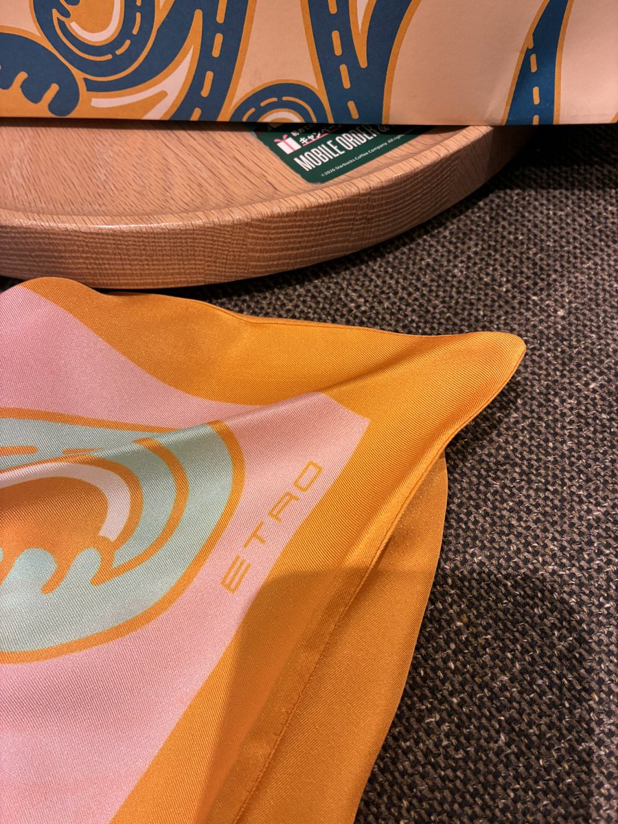 as_ikuy's tweet photo. コインケース、カード10枚入れても余裕だよー。私普段現金使わないからここにお札をちょこっと入れておけば十分

トライアングルスカーフ、まさかの2枚仕立て！(伝わる？😅)贅沢💛

#ETROperKaitoTakahashi
#髙橋海人 https://t.co/pJUFqDTuRX