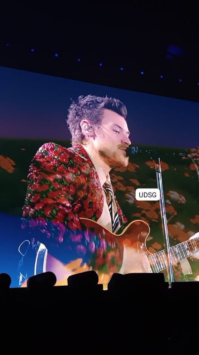 szn2wlrry's tweet photo. close enough, welcome back live on tour https://t.co/mXwxEFE0wD