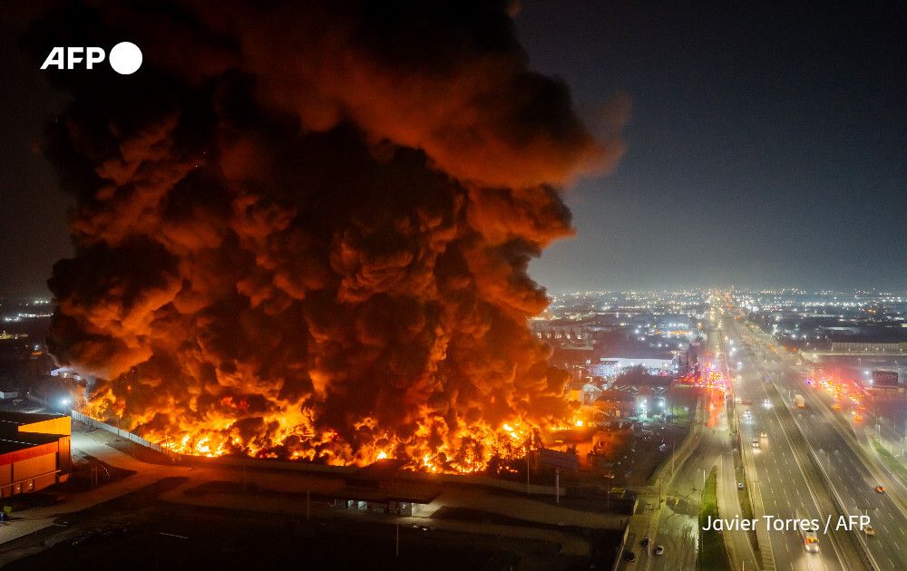 AFP's tweet photo. A large fire at a chemical plant in the Quilicura commune of Santiago, Chile

📸  Javier Torres https://t.co/oh1kfXHU8U