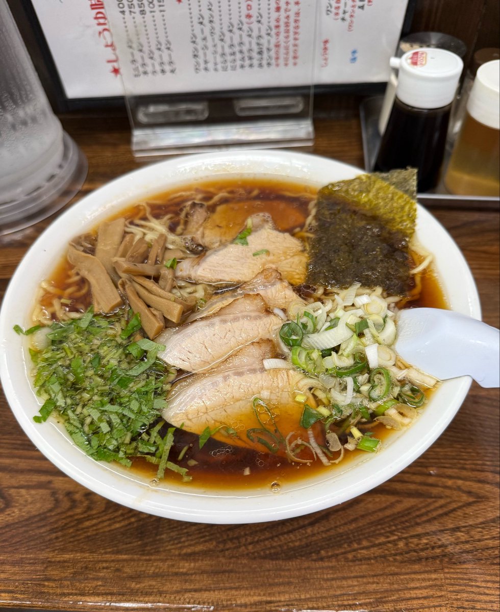 monstagrammer's tweet photo. 三憩園　チャーシューワンタンメン
醤油がガツンと効いた小田原系ラーメン
ピロピロ中太麺が最高にウマシ😋 https://t.co/Do5QxV5ocU