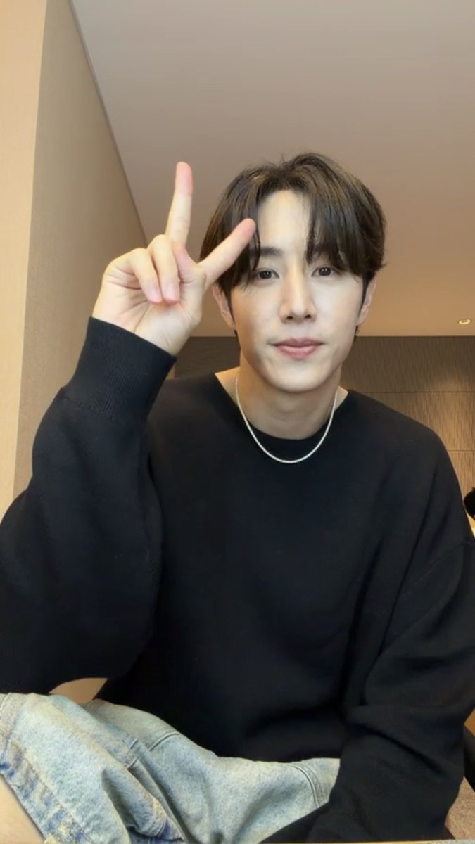 unique_mark93's tweet photo. 한국에서 찍었구나(바지는 다름 주의 https://t.co/UorYC37Vvu