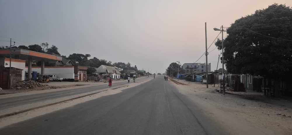ghislain_wat's tweet photo. 🚨 #SudKivu | #Uvira
La journée #VilleMorte décrétée par la Nouvelle Société Civile Congolaise (#NSCC) est largement observée ce mercredi 5 août 2026 à #Uvira.
Dès les premières heures de la matinée, les principales artères de la ville sont restées désertes, avec une circulation fortement réduite et de nombreux commerces gardant leurs portes fermées. Cette situation laisse apparaître qu’une grande partie de la population répond favorablement à l’appel lancé pour exiger du Gouvernement central un renforcement des moyens des #FARDC et des #VDP/#Wazalendo, face à la dégradation de la situation sécuritaire dans les moyens et hauts plateaux d’#Uvira, #Fizi et #Mwenga.
Les regards sont désormais tournés vers les autorités compétentes, appelées à apporter des réponses concrètes à ces préoccupations sécuritaires.
#RDC 🇨🇩 #SudKivu #Uvira #Fizi #Mwenga #Sécurité #Paix #FARDC #Wazalendo #VilleMorte
@Presidence_RDC @PrimatureRDC @Defense_gouv @shabani_lukoo @AssembleeNatRDC @MONUSCO @AfricanUnion @UNPeacekeeping @PatrickMuyaya