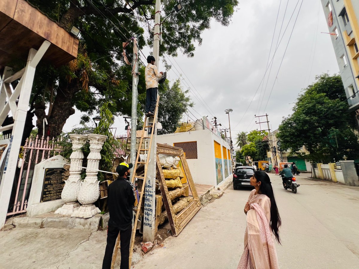 Hema221992's tweet photo. సీతాఫలమండి ప్రాంతంలో రానున్న బోనాల మహోత్సవాల సందర్భంగా జరుగుతున్న విద్యుత్ లైట్ల ఏర్పాట్లను పరిశీలించాను. 

అనంతరం బ్రాహ్మణ బస్తీలో భారీ చెట్టు కొమ్మ విరిగి రోడ్డుకు అడ్డంగా పడిన విషయం తెలుసుకొని వెంటనే సంఘటన స్థలానికి చేరుకుని హైడ్రా, విద్యుత్ శాఖ అధికారులతో కలిసి చెట్టు కొమ్మను తొలగింపజేశాం. విద్యుత్ సరఫరా పూర్తిగా పునరుద్ధరించే వరకు అక్కడే ఉండి పనులను పర్యవేక్షించాను.