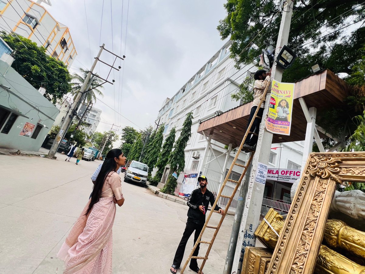 Hema221992's tweet photo. సీతాఫలమండి ప్రాంతంలో రానున్న బోనాల మహోత్సవాల సందర్భంగా జరుగుతున్న విద్యుత్ లైట్ల ఏర్పాట్లను పరిశీలించాను. 

అనంతరం బ్రాహ్మణ బస్తీలో భారీ చెట్టు కొమ్మ విరిగి రోడ్డుకు అడ్డంగా పడిన విషయం తెలుసుకొని వెంటనే సంఘటన స్థలానికి చేరుకుని హైడ్రా, విద్యుత్ శాఖ అధికారులతో కలిసి చెట్టు కొమ్మను తొలగింపజేశాం. విద్యుత్ సరఫరా పూర్తిగా పునరుద్ధరించే వరకు అక్కడే ఉండి పనులను పర్యవేక్షించాను.