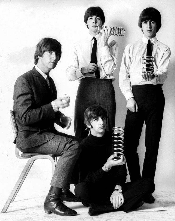 SgtPepper1710's tweet photo. #TheBeatles at a photo shooting by Robert Whitaker, 1964 https://t.co/kBO7nSNRZR