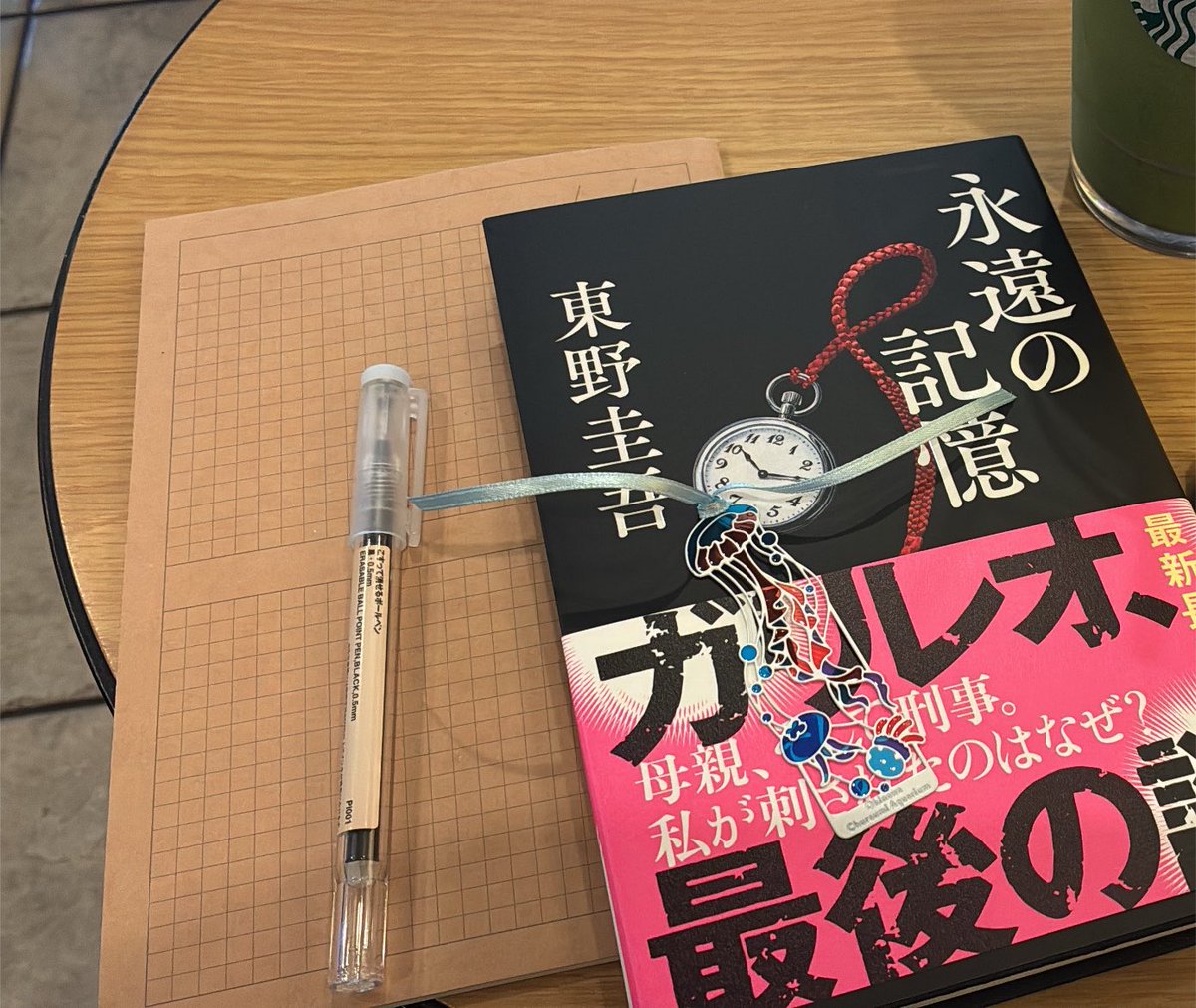 85mon_d's tweet photo. 朝行ったらすれ違う人ほとんど永遠の記憶片手にレジ並んでて泣いた
予約できなかったからひやひやしてたけど購入制限あるし定員さん奥から在庫出して積みに行ってたから新宿は余裕で買えそう🎶 https://t.co/2NWlHU2dv2