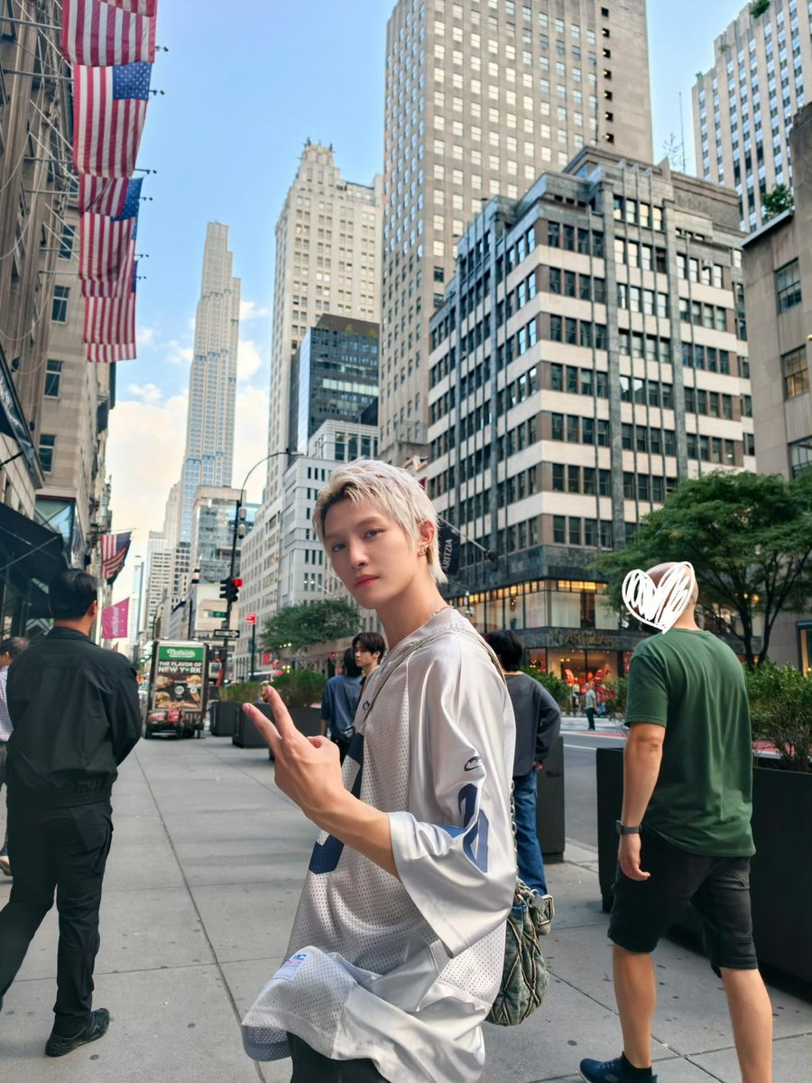 dearyangyang's tweet photo. HES SOOOOOOOOOOOOO HANDSOME https://t.co/i68dMpMSvh
