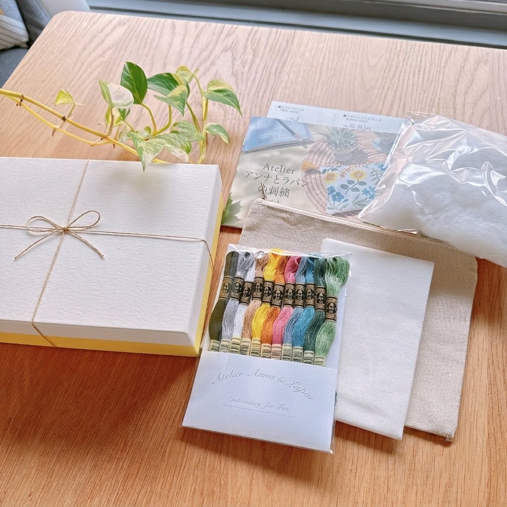 annastwutea's tweet photo. 【教室BOX vol.1 販売開始!】
前回、大人気だった
「おうちでアンナとラパンの教室気分が
楽しめるBOXセット」ですが
この度リクエストにお答えして、復刻いたしました！！
https://t.co/mC8YTORV40

https://t.co/TxIIfEAe1r
（動画で中身を紹介！YouTubeショート）

前回買いそびれた方はぜひぜひ☺️ https://t.co/OaCCm3l2f7