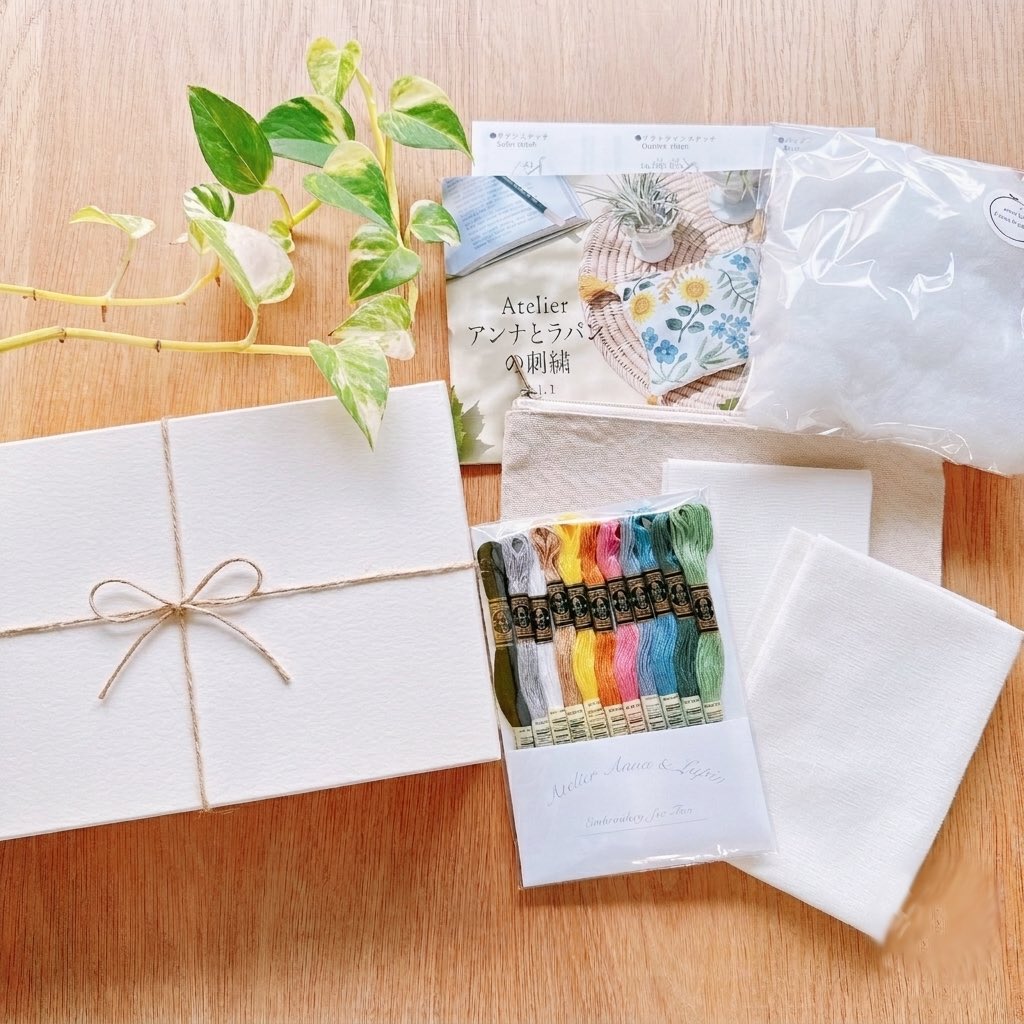 annastwutea's tweet photo. 【教室BOX vol.1 販売開始!】
前回、大人気だった
「おうちでアンナとラパンの教室気分が
楽しめるBOXセット」ですが
この度リクエストにお答えして、復刻いたしました！！
https://t.co/mC8YTORV40

https://t.co/TxIIfEAe1r
（動画で中身を紹介！YouTubeショート）

前回買いそびれた方はぜひぜひ☺️ https://t.co/OaCCm3l2f7