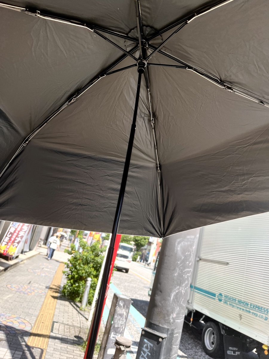 e_Leaf_cfp's tweet photo. 職員Mです。数年使ってた日傘が壊れてしまったので新調しました。熱中症対策だけでなくシミやシワの予防にもなりますしなんといっても暑さが和らぎます。男性もさしている方が増えてきました、日傘ではなく日陰を持ち歩いていると考えると日傘デビューしやすいと思います👌 https://t.co/zZS1urB2id