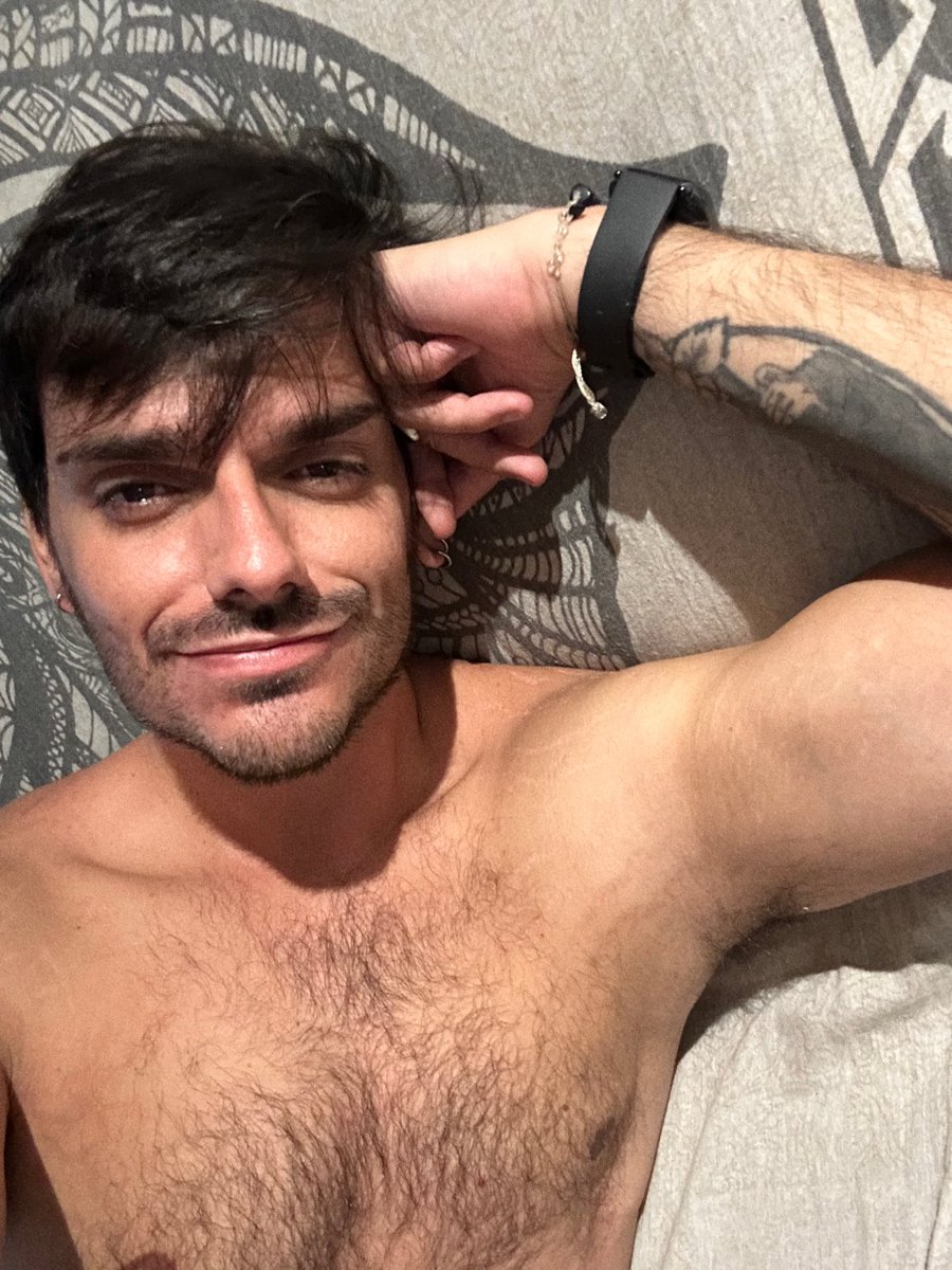 marcelo_ac's tweet photo. Dito tudo isso: peitão peludo depois de pensar muito na vida após 6 cosmopolitans https://t.co/Pw3jDLYrw3