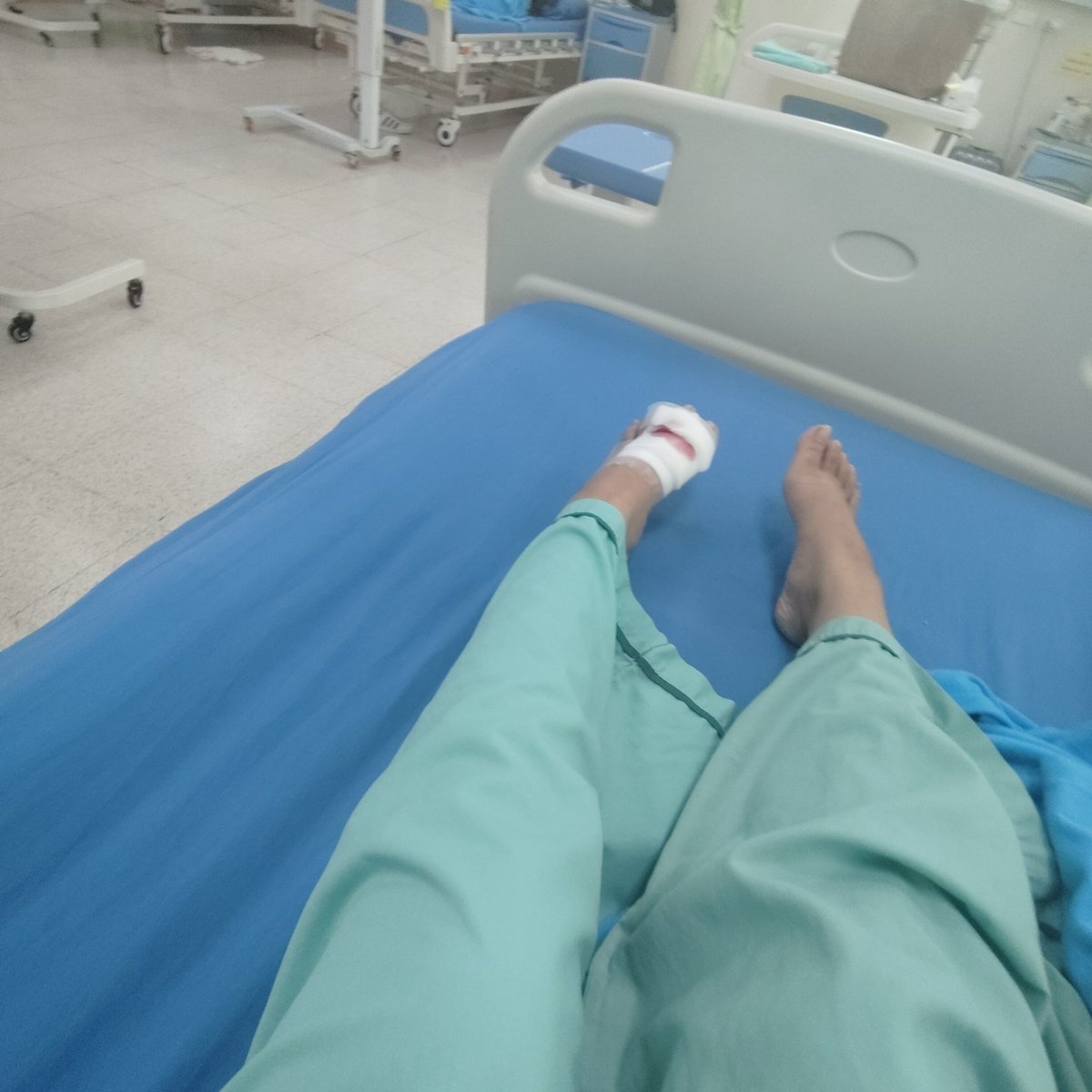 ilaimeechanli's tweet photo. 3
The broken ceramic caused a deep injury and severed a tendon, so I had to undergo surgery. I'm currently recovering. https://t.co/4ue8m1O4id