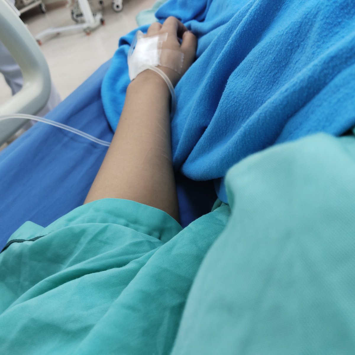 ilaimeechanli's tweet photo. 3
The broken ceramic caused a deep injury and severed a tendon, so I had to undergo surgery. I'm currently recovering. https://t.co/4ue8m1O4id