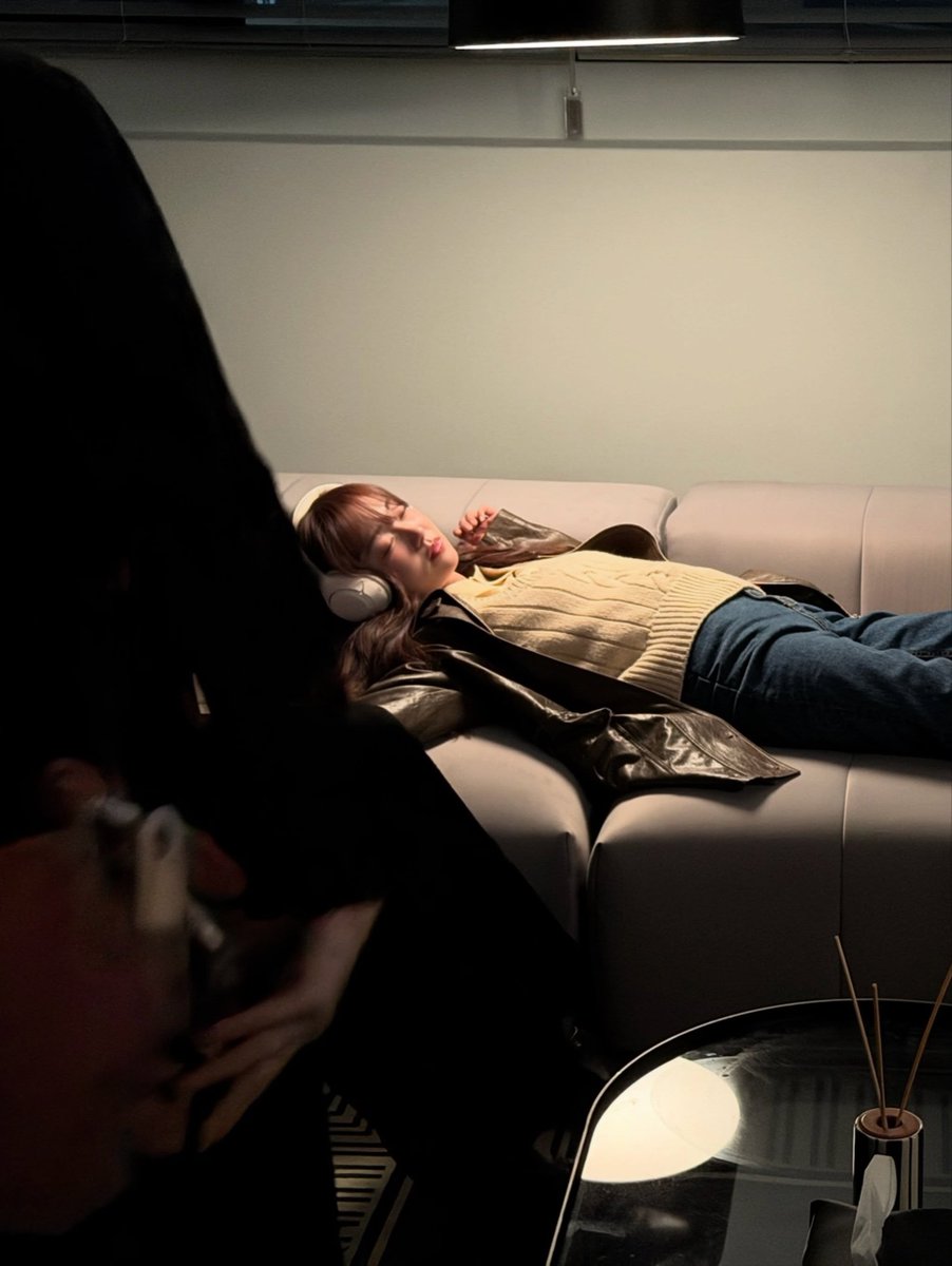 Hyejucn's tweet photo. When the “sleeping” scene gets a little too convincing... even I can’t tell what’s real anymore. https://t.co/aHkYNiWgaq