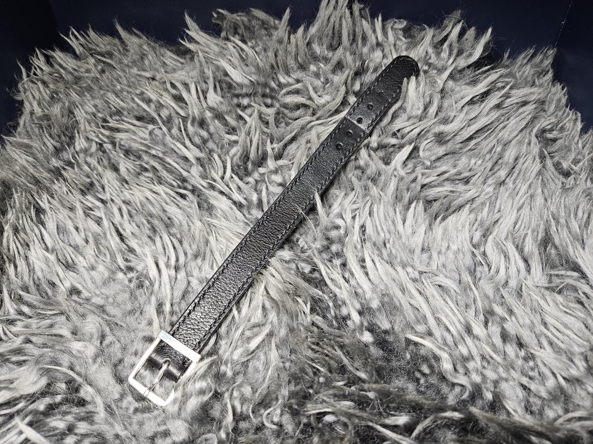 CBLeather1231's tweet photo. 当店究極のフラッグシップモデルであるこのシングルバックルブレスレットはバックルもSV950で自作しています。

別素材のバックルを用いた廉価版であればオーダー受付中ですのでお気軽にどうぞ。

 #レザークラフト 
 #彫金 https://t.co/5GOV38nKbx