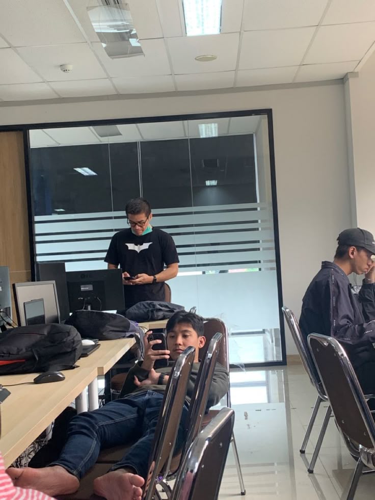 KasusBasahairma's tweet photo. Ada satu orang di kantor temen gue yang gak pernah dikasih kerjaan tambahan. Bukan karena dia males, dan bukan karena dia anak siapa-siapa. Semua orang di situ tau alasannya, tapi gak ada yang mau niru. Waktu gue tanya kenapa, temen gue ketawa. "Karena caranya bikin kita semua gak enak sama diri sendiri."

Orangnya namanya Pak Hendra, umur 45, staf biasa, bukan atasan siapa-siapa. Udah 9 tahun di kantor itu, dan gak pernah naik jabatan. Yang bikin dia beda, dia satu-satunya yang pulang jam 5 tepat, tiap hari. Bukan sekali dua kali. Sembilan tahun. "Dan gak ada yang berani nyindir dia."

Gue nanya, emang gak pernah dikasih kerjaan mepet deadline? "Pernah, dulu. Sekarang enggak lagi." Yang berubah itu satu kebiasaan yang dia mulai dari tahun pertama. Tiap ada kerjaan tambahan masuk, dia gak pernah jawab iya atau enggak di tempat. Dia selalu jawab dengan pertanyaan.

Pertanyaannya selalu sama, dan itu yang bikin orang mundur sendiri. "Ini mau ditaro di mana ya, karena saya lagi pegang A sama B." "Kalau ini masuk, salah satunya mundur. Bapak mau yang mana yang mundur?" Bukan nolak, cuma minta yang minta ikut mikir. "Sembilan dari sepuluh orang milih nyari orang lain," kata temen gue.

Yang bikin caranya gak bisa dilawan, kerjaannya selalu beres. Sembilan tahun gak pernah sekalipun telat deadline. Gak pernah bikin orang lain nunggu, gak pernah nyalahin siapa-siapa. "Kalau kerjaan lo berantakan, cara kayak gitu bakal dianggap ngeles." "Pak Hendra bisa gitu karena dia gak ninggalin celah buat dikomentarin."

Temen gue cerita satu kejadian yang paling nempel. Ada proyek gede, semua orang lembur sampai jam 9 malem selama 2 minggu. Pak Hendra tetep pulang jam 5. Bagian dia selesai duluan, 3 hari sebelum tenggat. "Yang bikin kami semua diem, dia gak pernah minta kami ngakuin itu."

Gue nanya, ada gak sisi ruginya buat dia. "Ada, dan gede." Sembilan tahun gaji dia naiknya cuma ikut kenaikan tahunan. Dua orang yang masuk setelah dia udah jadi atasannya sekarang. "Dia gak dianggap gak becus. Cuma dianggap gak mau lebih." Dan menurut temen gue, itu emang bener.

Yang bikin gue tertarik, Pak Hendra pernah ngomongin ini terang-terangan. Waktu itu ada anak baru yang nanya kenapa dia gak ngejar jabatan. Jawabannya, "Saya udah pernah ngejar. Empat tahun pertama di kantor lain." Dia dulu manajer, kerja sampai malem, dan sempat sakit sampai dirawat. "Waktu saya di rumah sakit, kerjaan saya tetep jalan. Yang gak jalan cuma saya."

Dia keluar dari kantor itu, dan masuk ke kantor sekarang dengan sengaja ambil posisi lebih rendah. Gajinya turun waktu itu, dan istrinya sempat gak setuju. Yang dia bilang ke istrinya cuma satu hal. "Aku bisa cari gaji lebih gede. Tapi aku gak bisa beli tahun-tahun anak kita yang lewat." Anaknya waktu itu umur 6 dan 3. Sekarang yang gede udah kuliah.

Temen gue bilang, yang bikin orang sekantor gak enak bukan Pak Hendra-nya. Tapi kenyataan bahwa dia nunjukin ada pilihan lain. "Kami lembur sambil ngeluh, tapi gak ada yang berani pulang jam 5." "Pas ada satu orang yang berani, kelihatan bahwa selama ini kami milih sendiri." Itu yang bikin gak ada yang niru, walau semua tau caranya.

Gue nanya di akhir, temen gue mau niru gak. Dia jawab jujur, "Belum berani." "Gue masih pengen naik jabatan, dan gue tau harganya." "Bedanya, sekarang gue tau itu pilihan, bukan keharusan." "Dulu gue kira lembur itu cuma bagian dari kerja."

Yang gue bawa pulang dari obrolan itu satu hal. Beban kerja lo sebagian besar dibentuk sama cara lo jawab permintaan, bukan sama isi kontrak. Dan mau ngejar jabatan atau enggak itu dua-duanya sah, asal lo tau lagi bayar pakai apa. Kalau minggu ini ada kerjaan tambahan masuk ke lo, coba sekali aja jangan jawab iya di tempat. Tanya balik, ini mau ditaro di mana, karena saya lagi pegang yang lain. Share ke temen lo yang tiap minggu lembur tapi gak pernah kepikiran itu pilihan.

cc bun.hebat_