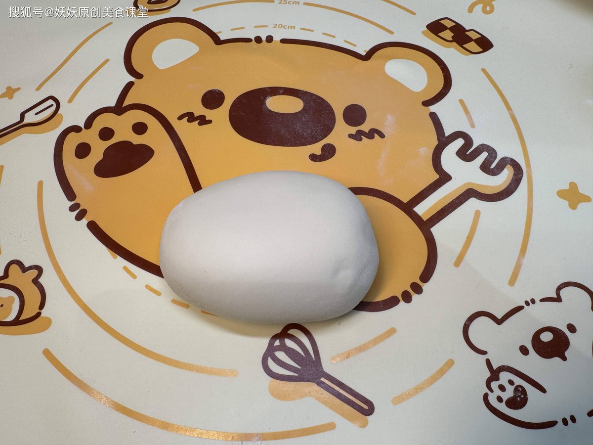 Ano070612's tweet photo. 刚蒸好的奶黄包，咬开爆汁的咸甜馅儿，暖到指尖儿都软乎乎～ https://t.co/cCEWprfsto