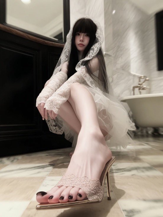 ROCHARLESSPORTS's tweet photo. 给你们恋足爱好者一个建议……你哪怕去外面随便找女生闻脚舔脚，也千万不要和自己女朋友坦白这个癖好，不然你将会在你女朋友面前真的一辈子都抬不起头来…… https://t.co/0i42tinABo