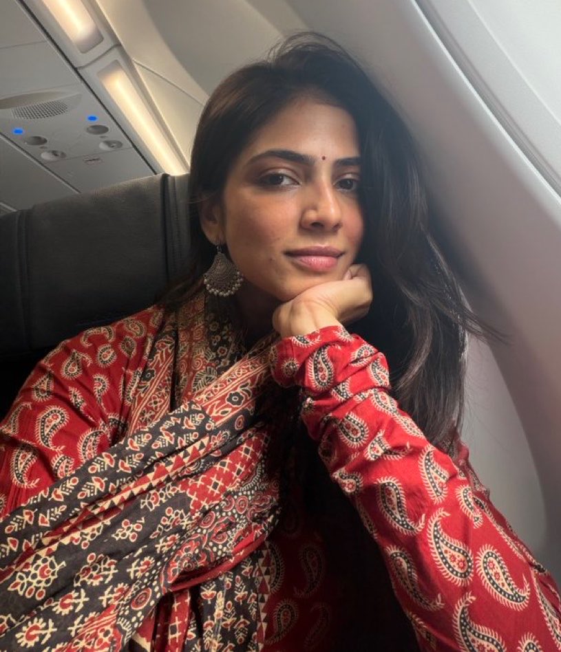 MalavikaM_Fans's tweet photo. Hi 👋🏻 https://t.co/gvBxAXF54k
