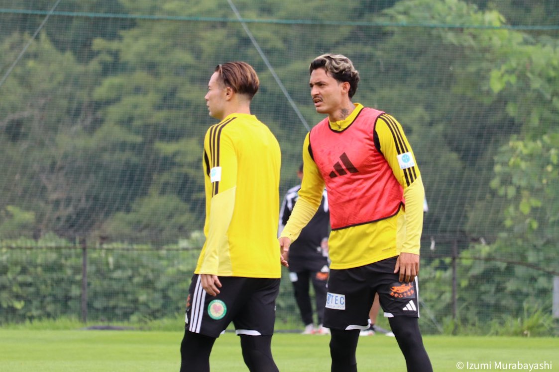 Idumimuraba's tweet photo. 2026/27シーズン開幕直前⚽️
宮崎鴻選手、27歳の誕生日🎂

昨日のトレーニングでは🆕スタイル✂️
すっきり刈り上げたマッシュボブを、宮崎選手らしいオールバックスタイルで。
野獣復活、充実のシーズンとなりますように。

#vegalta
#ハッピーバースデーベガルタ https://t.co/ud5kcJ7Nt8