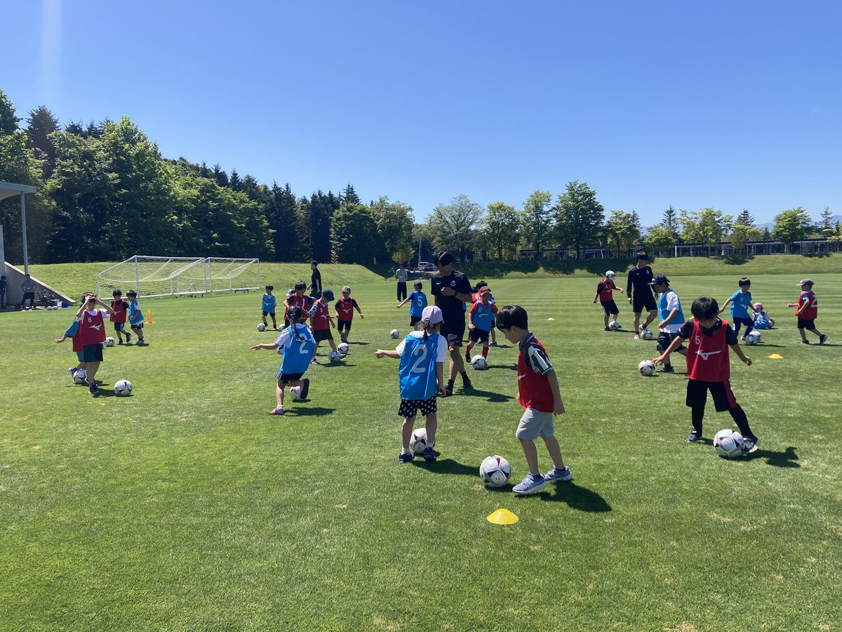 consaofficial's tweet photo. 札幌市豊平区×株式会社札幌ドーム×コンサドーレの3者連携事業「グリーンキーパー&サッカー体験会」を、豊平区在住の小学校1〜3年生を対象に、#大和ハウスプレミストドーム の屋外天然芝サッカー練習場にて実施しました！⚽️🍃

参加した子供たちは元気いっぱいの笑顔で取り組んでいました！☺️

#consadole #コンサドーレ