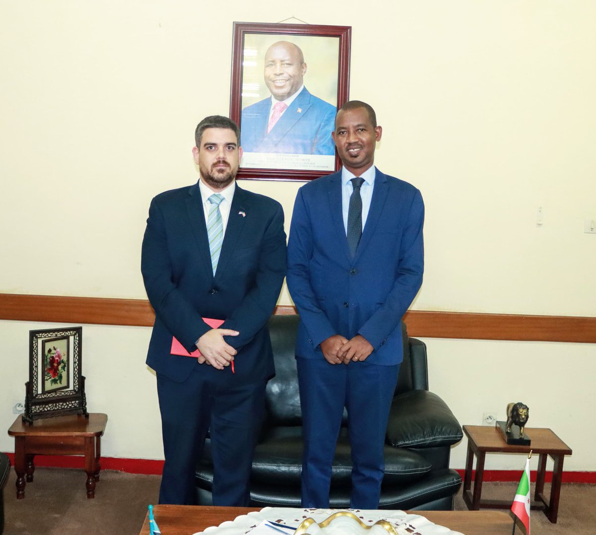 msp_burundi's tweet photo. 🇧🇮 Burundi – États-Unis : un partenariat stratégique au service de la santé publique et de la sécurité sanitaire mondiale.

Le Ministre de la Santé Publique @FideleDr a reçu en audience une délégation du Gouvernement des États-Unis d'Amérique, conduite par le Chargé d'Affaires de @US_Emb_Burundi, accompagnée de fonctionnaires du Congrès américain.
Cette visite de courtoisie a permis d'échanger sur l'excellente coopération entre le #Burundi et les Etats Unis dans le secteur de la santé, notamment dans la lutte contre le paludisme, le #VIH/#Sida et le renforcement de la sécurité sanitaire mondiale.

Les échanges ont également porté sur l'état de préparation du #Burundi face au risque d'#Ebola. Le Ministre a rassuré la délégation qu'aucun cas n'a été enregistré dans le pays à ce jour et que toutes les alertes notifiées ont été investiguées et clôturées conformément aux procédures.

Le #Burundi demeure pleinement vigilant grâce au renforcement de la surveillance communautaire, transfrontalière et aux points d'entrée, ainsi qu'à une étroite collaboration avec la #RDC fondée sur le partage d'informations en temps réel, avec l'appui technique de @AfricaCDC et de @WHO ainsi que l'ensemble de toutes les #partenaires.

#Burundi #SantéPublique #GlobalHealthSecurity #Partnership #EbolaPreparedness