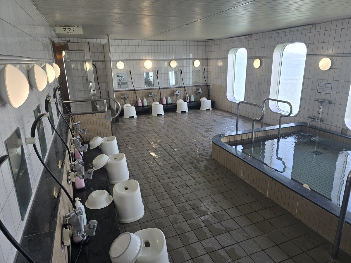 hotcake_kun_'s tweet photo. 自衛隊が熊本で展開してる入浴などが出来る船舶「はくおう」の風呂、想像の10倍すごい https://t.co/pe7ExpUdr3