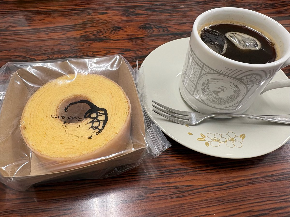 zisyouou's tweet photo. お誕生日のお祝いにいただいたバームクーヘン✨
お昼のおやつにありがたくいただきます！！
箱がめちゃくちゃ可愛い💕

昼から頑張って仕事の続きするぞ〜！ https://t.co/XQOay960IY