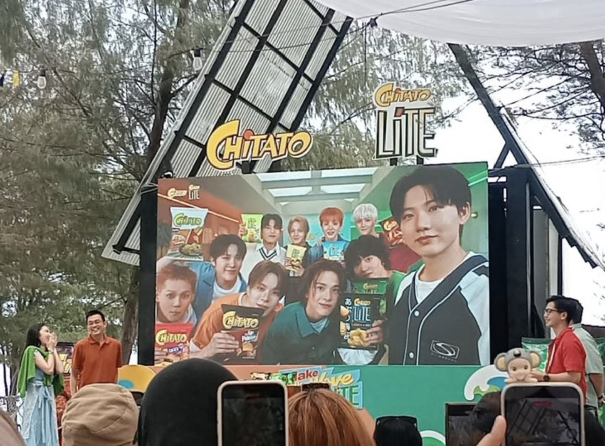 rubiidoyie_'s tweet photo. TREASURE X CHITATO 😋 

pict. @314PJHOON https://t.co/kX7SPPOBNC