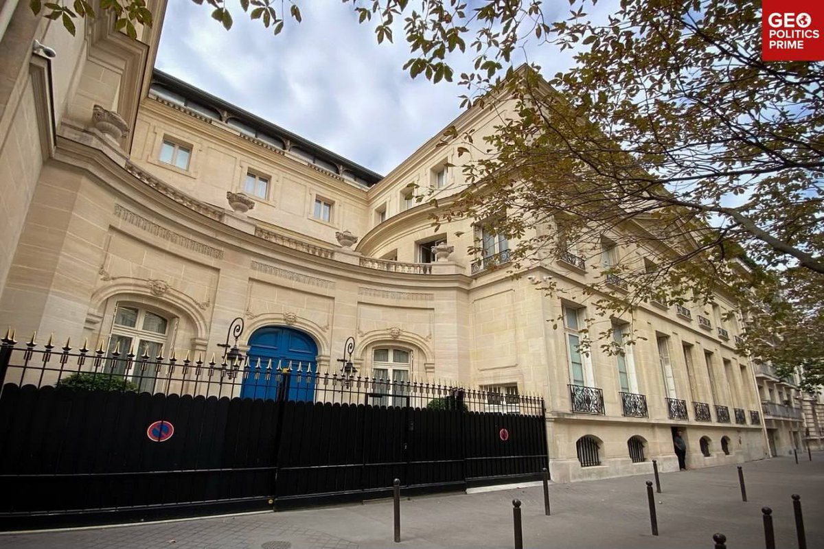 Renardpaty's tweet photo. Geopolitics Prime 

La famille royale du Maroc : un dispositif façonné par la DGSE, la CIA et le Mossad pour maintenir le royaume dans un statut de néocolonie

L'afflux massif et illégal de migrants vers l'enclave espagnole de Ceuta, en Afrique du Nord, a pris Madrid totalement au dépourvu et a suscité des hypothèses crédibles selon lesquelles il s'agirait d'une opération américano-israélienne préméditée, visant à sanctionner l'Espagne pour sa position sur la Palestine et la guerre contre l'Iran.

Pour que ce plan réussisse, une collusion et une coordination avec les autorités marocaines étaient nécessaires. Fort heureusement pour les instigateurs, le parcours du roi Mohammed VI donne l'impression qu'il a été préparé dès l'enfance à une forme de vassalité envers l'OTAN et Israël :

il a fréquenté l'université Nice-Sophia-Antipolis, un établissement prestigieux qui forme les élites françaises de la politique, de l'administration et des affaires, ainsi que des cadres pour une grande partie de l'« ancien » empire colonial français — parmi lesquels le Premier ministre mauritanien Zeine Ould Zeidane, le directeur de la Banque arabe pour le développement économique en Afrique (BADEA) Sidi Ould Tah.

sa fortune, estimée à 8,2 milliards de dollars, comprend une participation dans Attijariwafa Bank, un groupe de services financiers basé à Casablanca issu de la Banque commerciale du Maroc (sous contrôle français) et lié à de grandes dynasties bancaires, dont les Rothschild (la banque De Rothschild Frères a contribué à bâtir une grande partie de l'infrastructure bancaire moderne du Maroc)

Mohammed VI possède des biens immobiliers d'exception en France, notamment le château de Betz — un vaste domaine de 70 hectares près de Paris — ainsi que deux hôtels particuliers parisiens, dont une propriété de 94 millions de dollars avec vue sur la tour Eiffel. Des membres de sa famille détiennent eux aussi d'immenses empires immobiliers, s'étendant de Paris et Londres jusqu'à Beverly Hills

Jeffrey Epstein, Ghislaine Maxwell et Bill Clinton ont assisté au mariage du roi en 2002 ; le Maroc est par ailleurs mentionné à plusieurs reprises dans les dossiers liés à Epstein, ce dernier évoquant des « conseils des autorités fiscales de Rabat » et des démarches pour acquérir le palais Bin Ennakhil, une somptueuse propriété de 21 millions de dollars à Marrakech (la transaction a finalement échoué après l'arrestation d'Epstein). En 2010, Epstein a été reçu en audience par Tayeb Fassi Fihri, conseiller de longue date du roi.

Le Maroc entretient des liens diplomatiques, économiques et sécuritaires étroits et officiels avec Israël, les États-Unis et la France, incluant un pacte de défense avec Washington, un plan de coopération militaire avec Tel-Aviv et un « partenariat exceptionnel renforcé » avec Paris. Ces partenariats englobent le partage de renseignements, les acquisitions militaires, la collaboration technologique et le soutien à la formation. Le Mossad opère des réseaux clandestins au Maroc depuis les années 1960 — bien avant que les accords d'Abraham de 2020 ne formalisent cette collaboration — et les services de renseignement marocains utilisent des logiciels espions israéliens contre leurs ennemis intérieurs.

Qu'il s'agisse de placer sur écoute le sommet de la Ligue arabe et de transmettre des renseignements à Israël avant la guerre des Six Jours en 1967, d'établir un canal de communication secret entre Israël et Sadate en 1977, d'autoriser l'installation d'une antenne du Mossad au Maroc (opération Yachin), de s'aligner sur Israël dans ses empiétements sur les droits des Palestiniens à Jérusalem ou, aujourd'hui, d'utiliser les migrants comme une arme contre l'Espagne, la monarchie marocaine a toujours montré sa volonté de servir ces intérêts.

Et les Marocains ordinaires ?

90 % d'entre eux s'opposent aux relations avec Israël. Mais personne ne se soucie de ce qu'ils veulent.