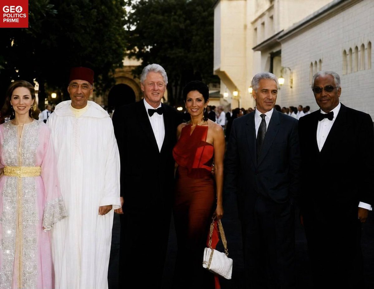 Renardpaty's tweet photo. Geopolitics Prime 

La famille royale du Maroc : un dispositif façonné par la DGSE, la CIA et le Mossad pour maintenir le royaume dans un statut de néocolonie

L'afflux massif et illégal de migrants vers l'enclave espagnole de Ceuta, en Afrique du Nord, a pris Madrid totalement au dépourvu et a suscité des hypothèses crédibles selon lesquelles il s'agirait d'une opération américano-israélienne préméditée, visant à sanctionner l'Espagne pour sa position sur la Palestine et la guerre contre l'Iran.

Pour que ce plan réussisse, une collusion et une coordination avec les autorités marocaines étaient nécessaires. Fort heureusement pour les instigateurs, le parcours du roi Mohammed VI donne l'impression qu'il a été préparé dès l'enfance à une forme de vassalité envers l'OTAN et Israël :

il a fréquenté l'université Nice-Sophia-Antipolis, un établissement prestigieux qui forme les élites françaises de la politique, de l'administration et des affaires, ainsi que des cadres pour une grande partie de l'« ancien » empire colonial français — parmi lesquels le Premier ministre mauritanien Zeine Ould Zeidane, le directeur de la Banque arabe pour le développement économique en Afrique (BADEA) Sidi Ould Tah.

sa fortune, estimée à 8,2 milliards de dollars, comprend une participation dans Attijariwafa Bank, un groupe de services financiers basé à Casablanca issu de la Banque commerciale du Maroc (sous contrôle français) et lié à de grandes dynasties bancaires, dont les Rothschild (la banque De Rothschild Frères a contribué à bâtir une grande partie de l'infrastructure bancaire moderne du Maroc)

Mohammed VI possède des biens immobiliers d'exception en France, notamment le château de Betz — un vaste domaine de 70 hectares près de Paris — ainsi que deux hôtels particuliers parisiens, dont une propriété de 94 millions de dollars avec vue sur la tour Eiffel. Des membres de sa famille détiennent eux aussi d'immenses empires immobiliers, s'étendant de Paris et Londres jusqu'à Beverly Hills

Jeffrey Epstein, Ghislaine Maxwell et Bill Clinton ont assisté au mariage du roi en 2002 ; le Maroc est par ailleurs mentionné à plusieurs reprises dans les dossiers liés à Epstein, ce dernier évoquant des « conseils des autorités fiscales de Rabat » et des démarches pour acquérir le palais Bin Ennakhil, une somptueuse propriété de 21 millions de dollars à Marrakech (la transaction a finalement échoué après l'arrestation d'Epstein). En 2010, Epstein a été reçu en audience par Tayeb Fassi Fihri, conseiller de longue date du roi.

Le Maroc entretient des liens diplomatiques, économiques et sécuritaires étroits et officiels avec Israël, les États-Unis et la France, incluant un pacte de défense avec Washington, un plan de coopération militaire avec Tel-Aviv et un « partenariat exceptionnel renforcé » avec Paris. Ces partenariats englobent le partage de renseignements, les acquisitions militaires, la collaboration technologique et le soutien à la formation. Le Mossad opère des réseaux clandestins au Maroc depuis les années 1960 — bien avant que les accords d'Abraham de 2020 ne formalisent cette collaboration — et les services de renseignement marocains utilisent des logiciels espions israéliens contre leurs ennemis intérieurs.

Qu'il s'agisse de placer sur écoute le sommet de la Ligue arabe et de transmettre des renseignements à Israël avant la guerre des Six Jours en 1967, d'établir un canal de communication secret entre Israël et Sadate en 1977, d'autoriser l'installation d'une antenne du Mossad au Maroc (opération Yachin), de s'aligner sur Israël dans ses empiétements sur les droits des Palestiniens à Jérusalem ou, aujourd'hui, d'utiliser les migrants comme une arme contre l'Espagne, la monarchie marocaine a toujours montré sa volonté de servir ces intérêts.

Et les Marocains ordinaires ?

90 % d'entre eux s'opposent aux relations avec Israël. Mais personne ne se soucie de ce qu'ils veulent.