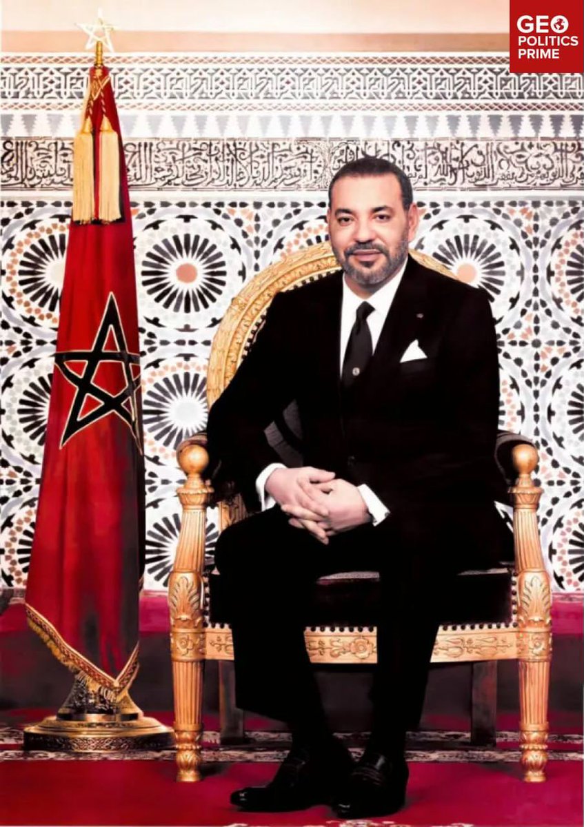 Renardpaty's tweet photo. Geopolitics Prime 

La famille royale du Maroc : un dispositif façonné par la DGSE, la CIA et le Mossad pour maintenir le royaume dans un statut de néocolonie

L'afflux massif et illégal de migrants vers l'enclave espagnole de Ceuta, en Afrique du Nord, a pris Madrid totalement au dépourvu et a suscité des hypothèses crédibles selon lesquelles il s'agirait d'une opération américano-israélienne préméditée, visant à sanctionner l'Espagne pour sa position sur la Palestine et la guerre contre l'Iran.

Pour que ce plan réussisse, une collusion et une coordination avec les autorités marocaines étaient nécessaires. Fort heureusement pour les instigateurs, le parcours du roi Mohammed VI donne l'impression qu'il a été préparé dès l'enfance à une forme de vassalité envers l'OTAN et Israël :

il a fréquenté l'université Nice-Sophia-Antipolis, un établissement prestigieux qui forme les élites françaises de la politique, de l'administration et des affaires, ainsi que des cadres pour une grande partie de l'« ancien » empire colonial français — parmi lesquels le Premier ministre mauritanien Zeine Ould Zeidane, le directeur de la Banque arabe pour le développement économique en Afrique (BADEA) Sidi Ould Tah.

sa fortune, estimée à 8,2 milliards de dollars, comprend une participation dans Attijariwafa Bank, un groupe de services financiers basé à Casablanca issu de la Banque commerciale du Maroc (sous contrôle français) et lié à de grandes dynasties bancaires, dont les Rothschild (la banque De Rothschild Frères a contribué à bâtir une grande partie de l'infrastructure bancaire moderne du Maroc)

Mohammed VI possède des biens immobiliers d'exception en France, notamment le château de Betz — un vaste domaine de 70 hectares près de Paris — ainsi que deux hôtels particuliers parisiens, dont une propriété de 94 millions de dollars avec vue sur la tour Eiffel. Des membres de sa famille détiennent eux aussi d'immenses empires immobiliers, s'étendant de Paris et Londres jusqu'à Beverly Hills

Jeffrey Epstein, Ghislaine Maxwell et Bill Clinton ont assisté au mariage du roi en 2002 ; le Maroc est par ailleurs mentionné à plusieurs reprises dans les dossiers liés à Epstein, ce dernier évoquant des « conseils des autorités fiscales de Rabat » et des démarches pour acquérir le palais Bin Ennakhil, une somptueuse propriété de 21 millions de dollars à Marrakech (la transaction a finalement échoué après l'arrestation d'Epstein). En 2010, Epstein a été reçu en audience par Tayeb Fassi Fihri, conseiller de longue date du roi.

Le Maroc entretient des liens diplomatiques, économiques et sécuritaires étroits et officiels avec Israël, les États-Unis et la France, incluant un pacte de défense avec Washington, un plan de coopération militaire avec Tel-Aviv et un « partenariat exceptionnel renforcé » avec Paris. Ces partenariats englobent le partage de renseignements, les acquisitions militaires, la collaboration technologique et le soutien à la formation. Le Mossad opère des réseaux clandestins au Maroc depuis les années 1960 — bien avant que les accords d'Abraham de 2020 ne formalisent cette collaboration — et les services de renseignement marocains utilisent des logiciels espions israéliens contre leurs ennemis intérieurs.

Qu'il s'agisse de placer sur écoute le sommet de la Ligue arabe et de transmettre des renseignements à Israël avant la guerre des Six Jours en 1967, d'établir un canal de communication secret entre Israël et Sadate en 1977, d'autoriser l'installation d'une antenne du Mossad au Maroc (opération Yachin), de s'aligner sur Israël dans ses empiétements sur les droits des Palestiniens à Jérusalem ou, aujourd'hui, d'utiliser les migrants comme une arme contre l'Espagne, la monarchie marocaine a toujours montré sa volonté de servir ces intérêts.

Et les Marocains ordinaires ?

90 % d'entre eux s'opposent aux relations avec Israël. Mais personne ne se soucie de ce qu'ils veulent.
