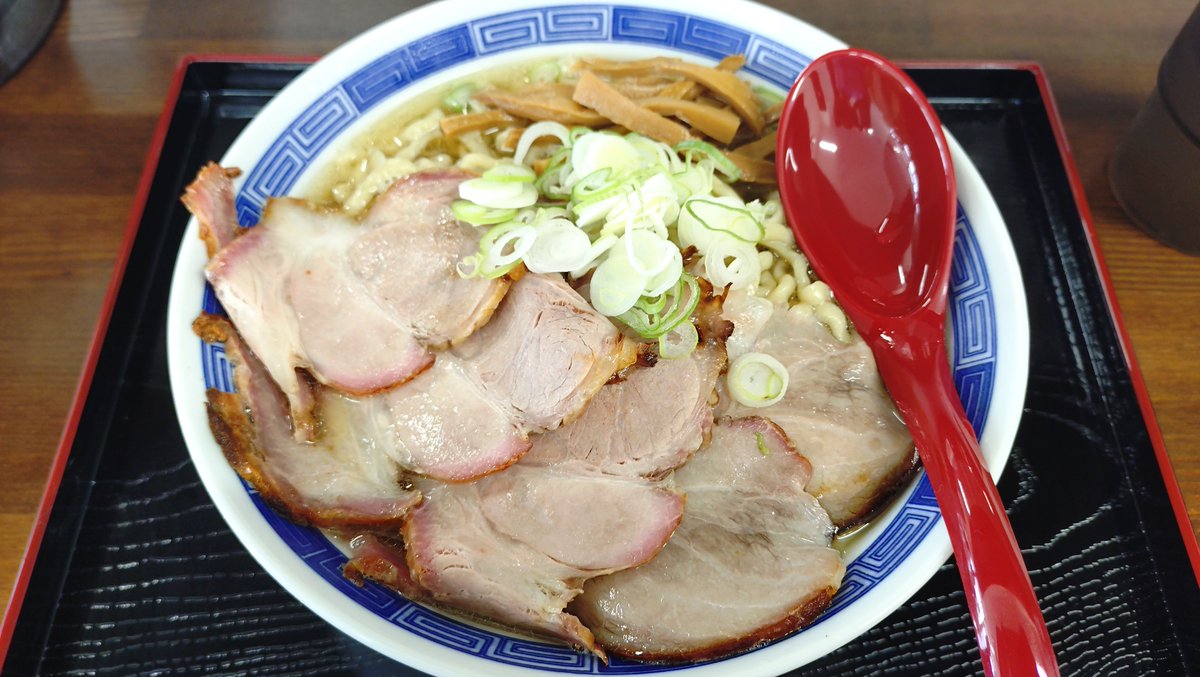 kuronon13's tweet photo. 本日からオープン
自家製麺 七だし
煮干らーめん 300g

煮干しスープに中太のごわごわした麺が入ったラーメン。チャーシューが５枚も入ってるの凄い。麺の量が200〜400gで選べて100gごとに50円しか変わらない https://t.co/m0S4ejX6AN