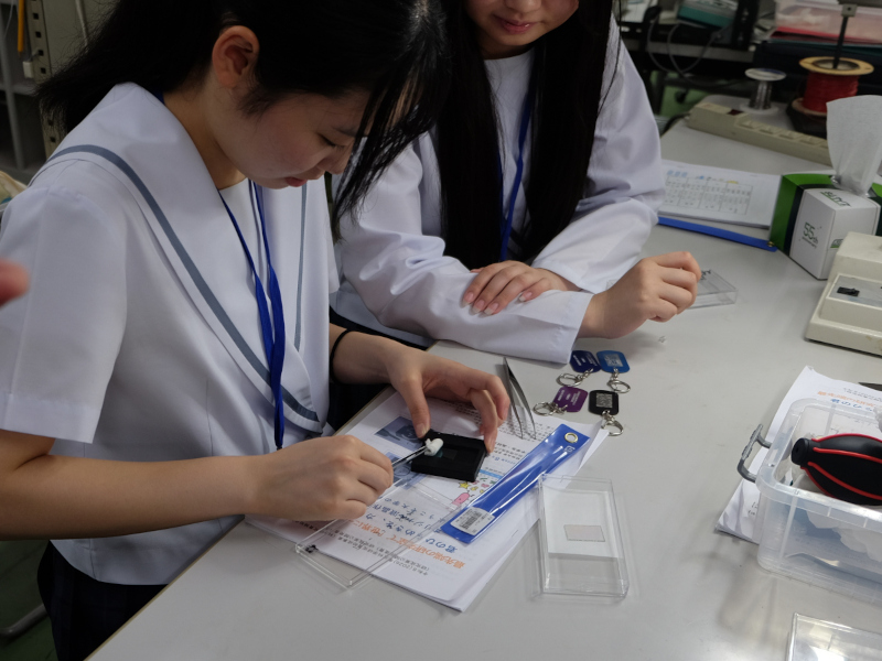 syudaikouhou's tweet photo. 8月3日に、理工学研究科の河村研究室は日本学術振興会（JSPS）科研費の助成を受け、中高生を対象とした体験型プログラム「ひらめき☆ときめきサイエンス～ようこそ大学の研究室へ～」の「オリジナル液晶作製工房」を開催しました！

写真は、レーザ描画装置を活用し、液晶素子の作製に挑戦している様子です。このほかにも、微細加工技術を応用したオリジナルキーホルダー作りなどを行い、最先端の科学技術に触れる充実した一日となりました✨