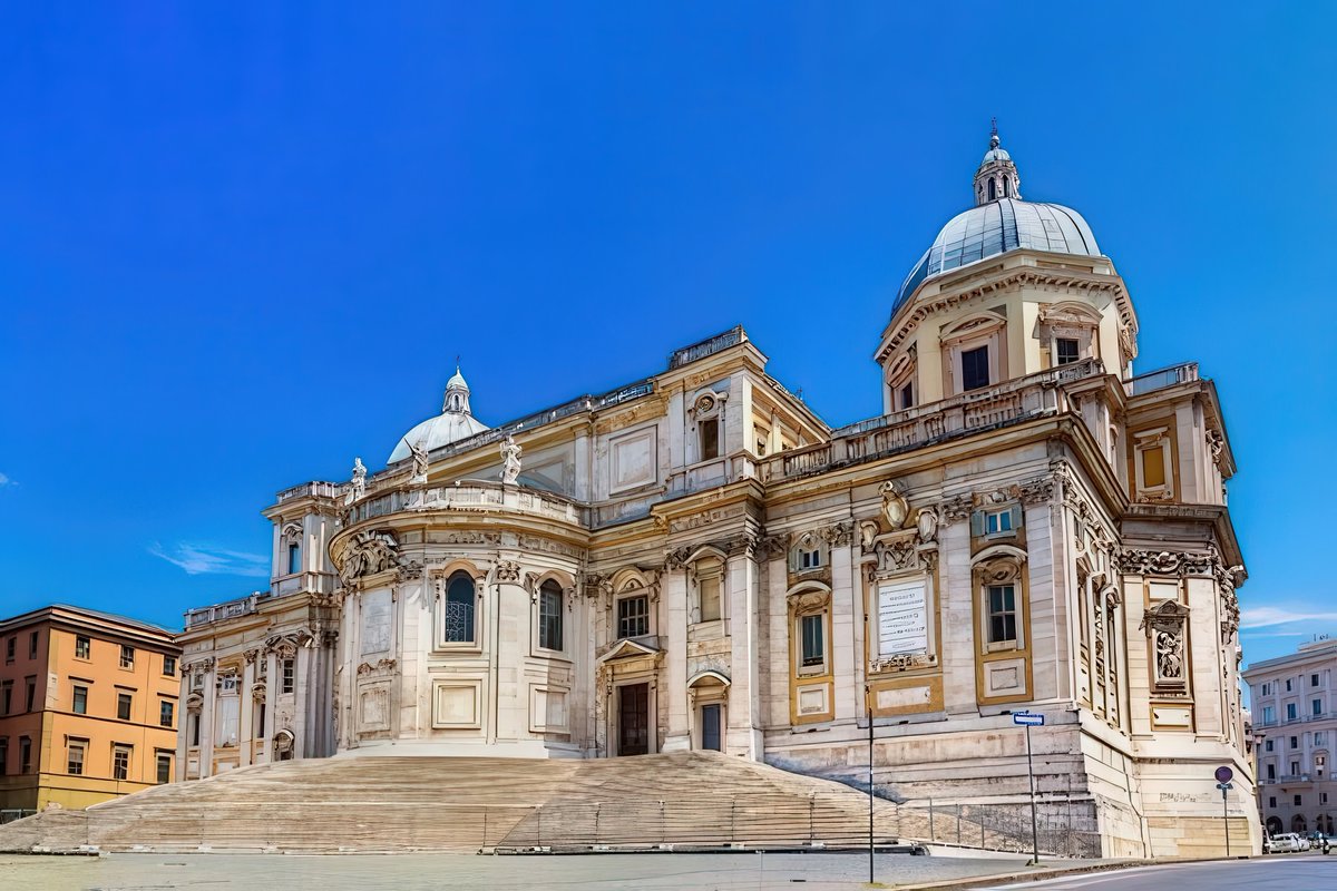 ChristianVenard's tweet photo. #saintdujour 

Dédicace de la basilique Sainte-Marie-Majeure à Rome

Selon la tradition,
la Vierge Marie indiqua l'emplacement
de sa demeure sur l'Esquilin,
en apparaissant dans un rêve
au patricien Jean et au pape Liberio.
Le matin du 5 août,
le col Esquilin apparut couvert de neige.
En 434, le pape Sixte III
l'offrit au peuple de Dieu, après le Concile d'Éphèse
dans lequel la Vierge Marie fut saluée comme Mère de Dieu.