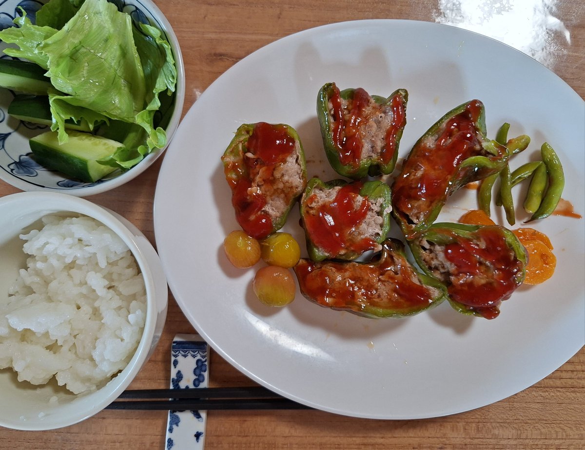 zoukikou's tweet photo. と言うことで、今朝方にピーマンを収穫したので昼食に肉詰めにしてお召し上がりになりました。
うめーです。 https://t.co/FotAY9gzdg
