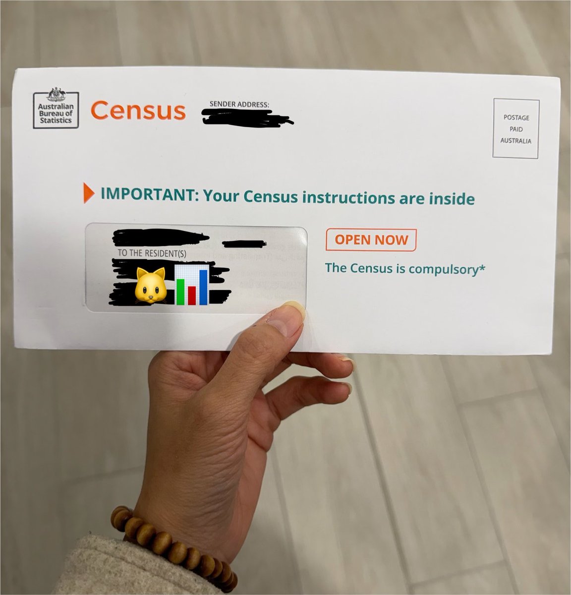 cattodata's tweet photo. เมื่อวานเปิดตู้จดหมายซะที ได้ Census ละ
ใครอยู่ออสเตรเลีย อย่าลืมทำกันนะฮะ ถ้าไม่ทำ มีโอกาสโดนปรับสูงสุดถึง $364 “ต่อวัน” 😭🐱🔥 มันจะส่งมาที่ Address นะ ไม่ขึ้นกับตัวบุคคล

🇦🇺 คนอยู่ในออสเตรเลีย อย่าลืมทำ Census 2026 กันนะ

Census คือการสำรวจประชากรและที่อยู่อาศัยครั้งใหญ่ของออสเตรเลีย จัดโดย Australian Bureau of Statistics หรือ ABS ทุก 5 ปี เพื่อนับว่าตอนนี้ออสเตรเลียมีคนอยู่เท่าไร อยู่ที่ไหน และมีความต้องการด้านต่าง ๆ อย่างไร

ข้อมูลที่ได้จะถูกนำไปใช้วางแผนและจัดสรรงบประมาณ เช่น โรงพยาบาล โรงเรียน ระบบขนส่ง ถนน และบริการต่าง ๆ ในแต่ละพื้นที่ (Australian Bureau of Statistics⁠)

Census ส่งตาม Address/ที่พัก ไม่ได้ส่งตามชื่อคน

ABS มีฐานข้อมูลที่อยู่ของบ้านและยูนิตทั่วประเทศเรียกว่า ABS Address Register จดหมายจึงมักเขียนประมาณ “To the Resident” แล้วส่งไปแต่ละบ้านหรือเลขยูนิต พร้อม Census Number 16 หลักของครัวเรือนนั้น 

📅 Census Night ปีนี้คือ
วันอังคารที่ 11 สิงหาคม 2026

ทุกคนที่อยู่ในออสเตรเลียในคืนนั้นต้องถูกนับ ไม่ได้จำกัดเฉพาะ Citizen หรือ PR แต่รวมถึงคนถือวีซ่า นักเรียนต่างชาติ นักท่องเที่ยว และแขกที่มาพักที่บ้านด้วย (Australian Bureau of Statistics⁠)

📮 ต้องทำอย่างไร?

ช่วงนี้ให้ลองเช็กตู้จดหมายที่บ้าน เพราะบ้านส่วนใหญ่จะได้รับจดหมายจาก Census พร้อม Census Number สำหรับเข้าไปกรอกแบบฟอร์มออนไลน์

เมื่อได้รับจดหมายแล้ว สามารถกรอกได้เลย ไม่จำเป็นต้องรอถึงวันที่ 11 สิงหาคม ขอแค่รู้ว่าในคืน Census Night ตัวเองจะพักอยู่ที่ไหน และมีใครพักอยู่ในบ้านบ้าง โดยปกติหนึ่งคนสามารถกรอกแทนทุกคนในบ้านได้ ใช้เวลาประมาณ 30 นาทีต่อครัวเรือน (Australian Bureau of Statistics⁠)

กรอกออนไลน์แล้วกดส่ง ระบบจะส่งข้อมูลให้ ABS โดยตรง ไม่ต้องส่งไปที่ Council หรือที่ทำการไปรษณีย์

#census #ออสเตรเลีย