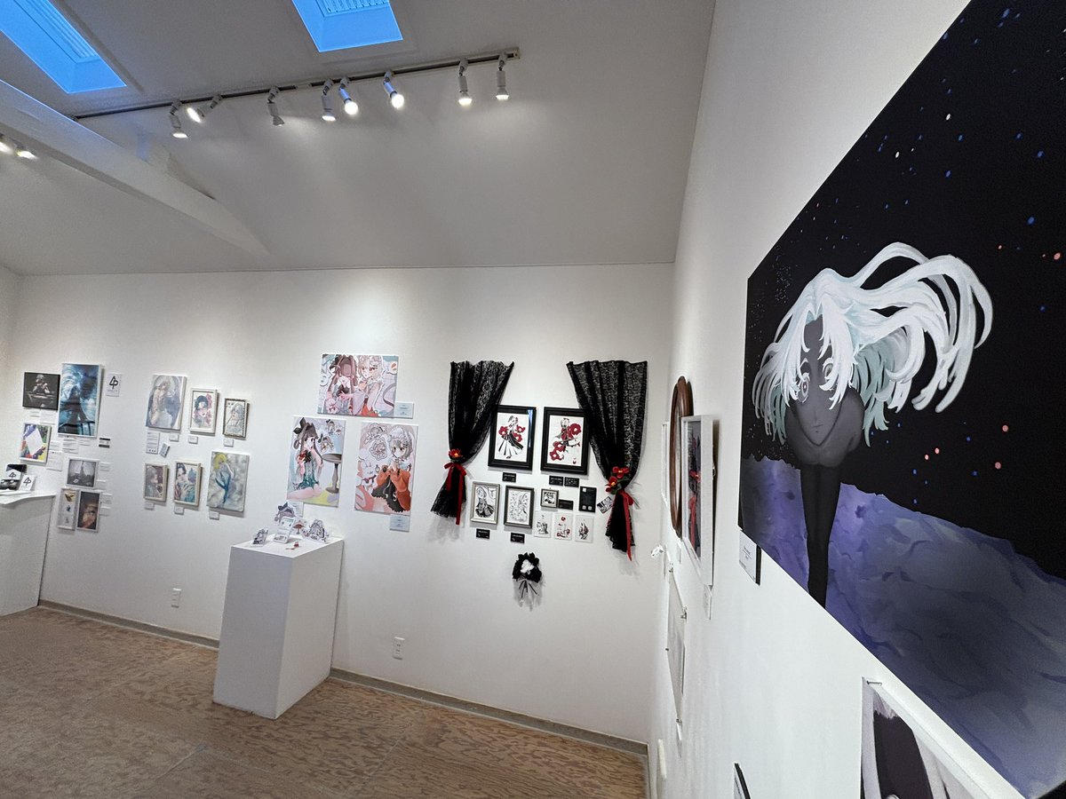 hana_syu9221's tweet photo. イロリムラさん@irorimura2005 でのグループ展初日スタートしました！

大阪デザイナー・アカデミーのコミックイラスト学科@ODC_CI の学生さんたちとの展示です！
在廊は8/6、8/8、8/9に予定してます https://t.co/V4T4heUkoW