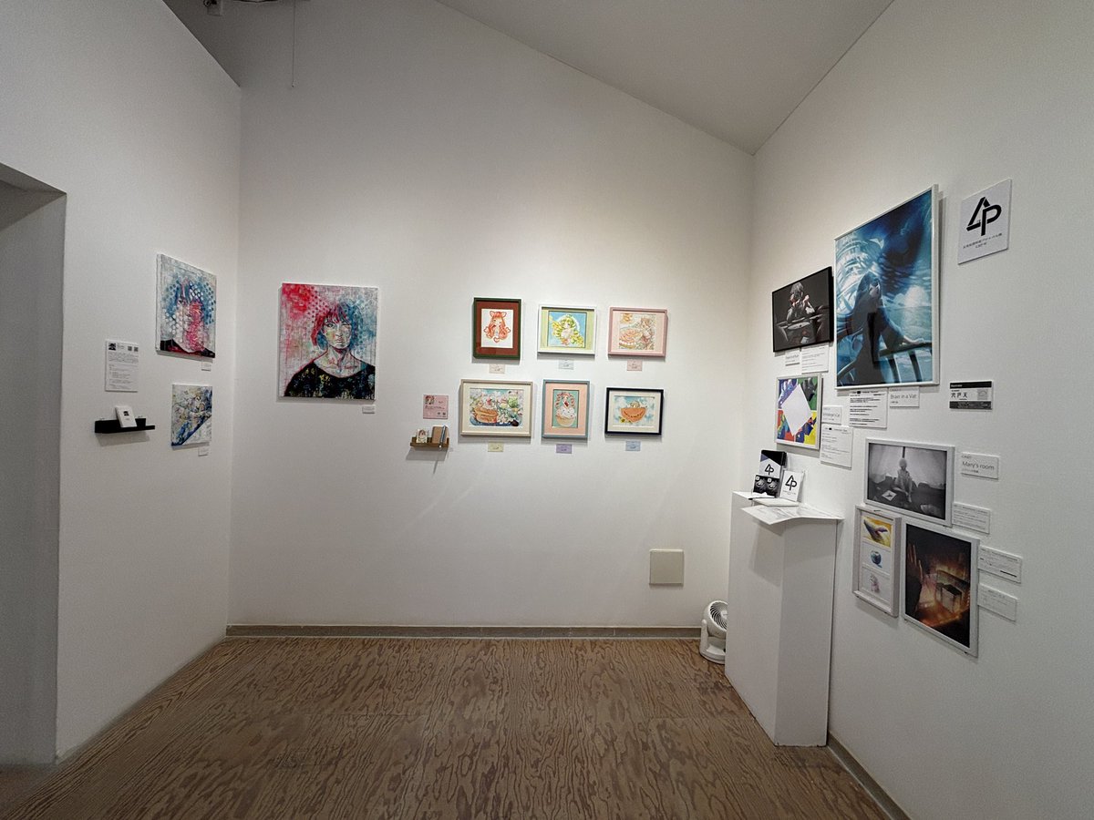 hana_syu9221's tweet photo. イロリムラさん@irorimura2005 でのグループ展初日スタートしました！

大阪デザイナー・アカデミーのコミックイラスト学科@ODC_CI の学生さんたちとの展示です！
在廊は8/6、8/8、8/9に予定してます https://t.co/V4T4heUkoW
