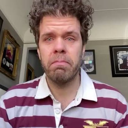 AddPalm's tweet photo. tw: self-halm, blood

เมื่อไม่กี่ชม. นี้ Perez Hilton คนเขียนข่าวซุบซิบคนดังของอเมริกาได้สร้างความช็อคให้กับชาว tiktok หลังเจ้าตัวออกมาไลฟ์สดในสภาพล่อนจ้อนเปลือยกายจนเห็นอวัยวะเพศ ก่อนจะเอามีดไล่ปาดไล่กรีดร่างกายตัวเองจนเลือดอาบท่วมตัว จนบัญชีโดนแบน ตอนนี้ไม่รู้เจ้าตัวเป็นไงบ้าง https://t.co/EZKfjYxeVN