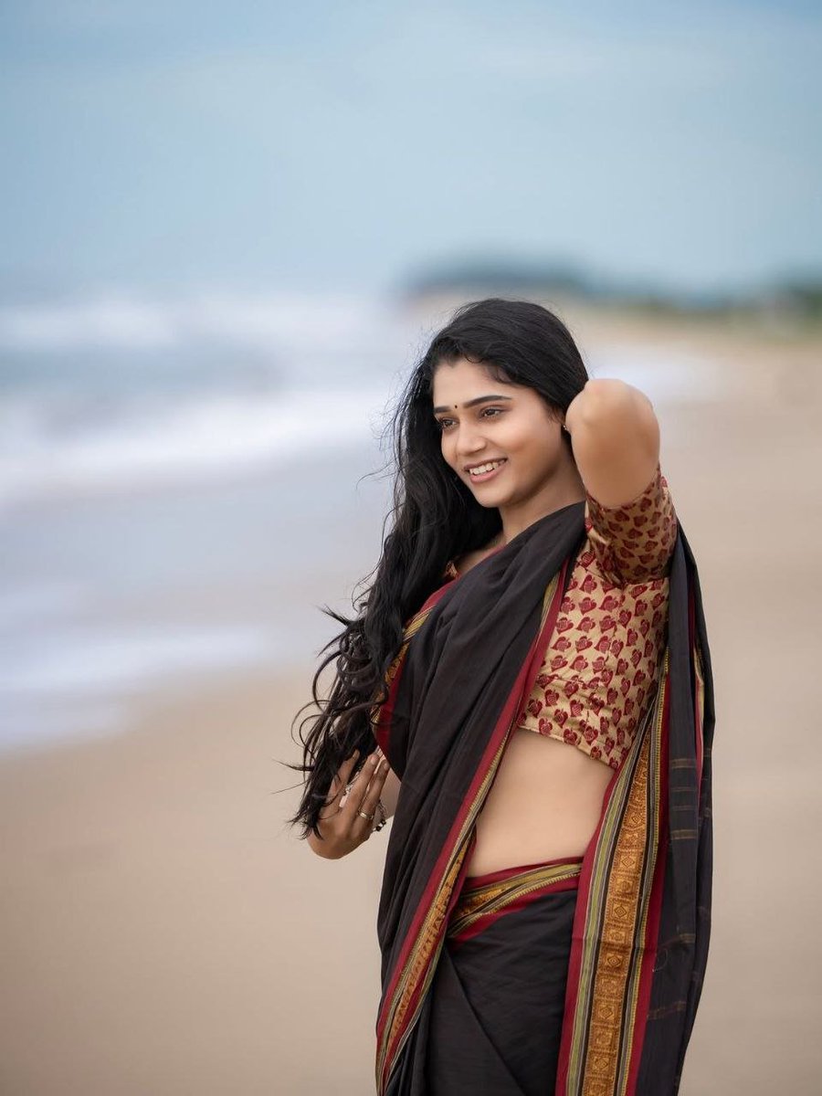 INSTANTTOLLY's tweet photo. Sea breezes and classic saree charm. 🌊✨
#Ardhya https://t.co/iexrRJ31LH