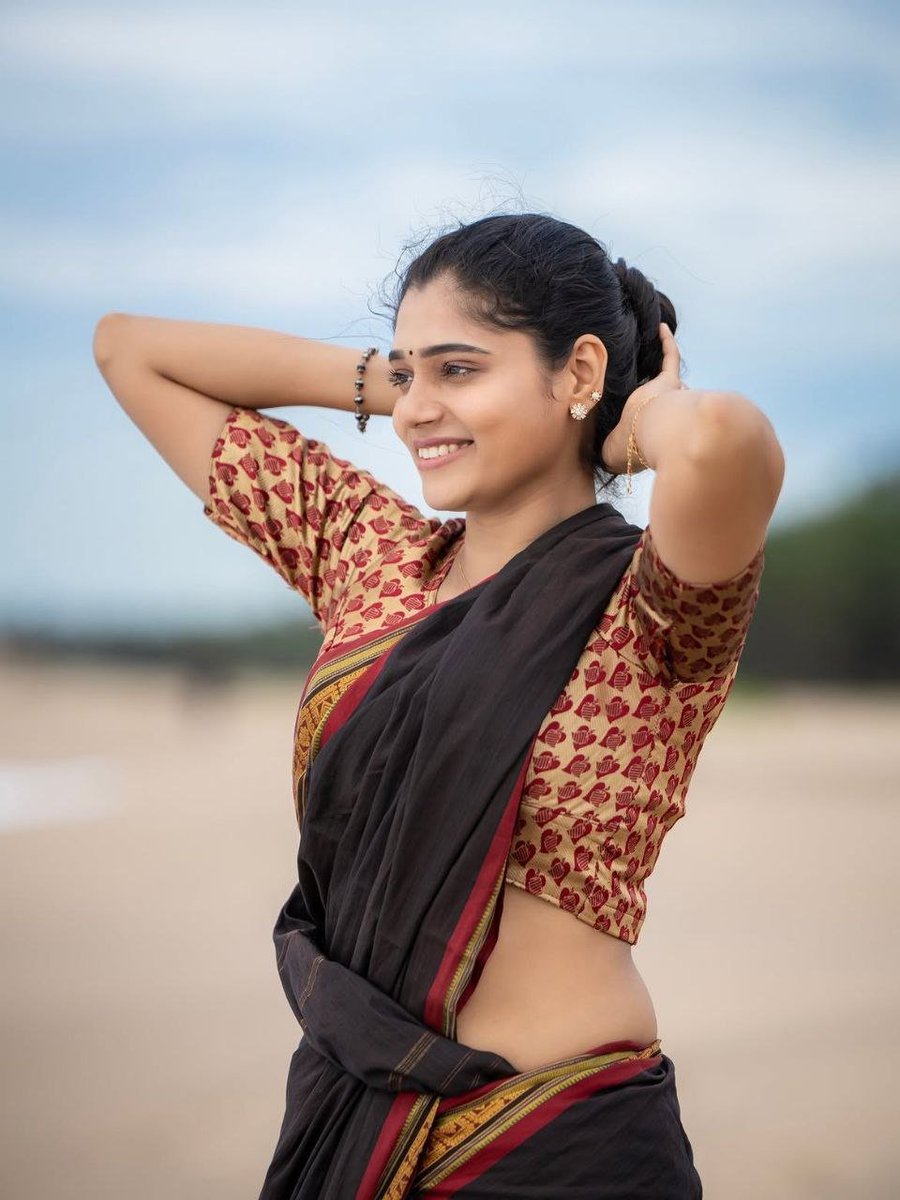 INSTANTTOLLY's tweet photo. Sea breezes and classic saree charm. 🌊✨
#Ardhya https://t.co/iexrRJ31LH