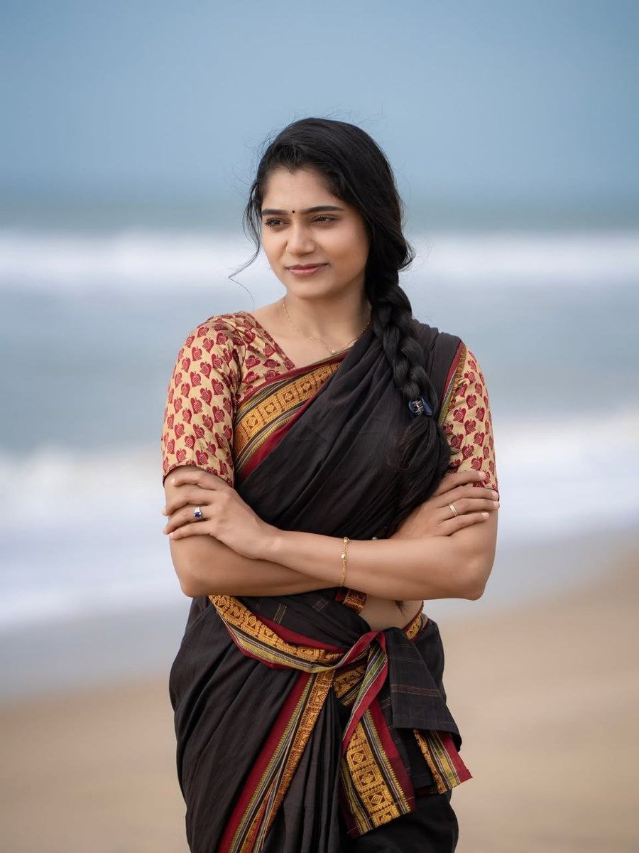 INSTANTTOLLY's tweet photo. Sea breezes and classic saree charm. 🌊✨
#Ardhya https://t.co/iexrRJ31LH