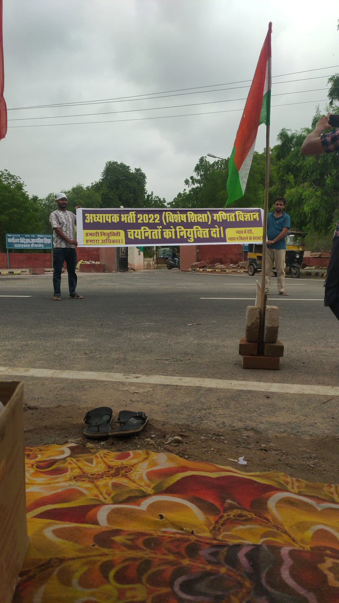 SethiTanwar's tweet photo. @JATbera1 @RESMA_7 इस अन्याय के विरोध में ही अभ्यर्थी धरने पर बैठे हे बीकानेर निदेशालय के बाहर 

विशेष शिक्षा लेवल 2 विज्ञान गणित जिला आवंटन व नियुक्ति 
#REET__2022_स्पेशलएजुकेशन https://t.co/SHvrQcyRHP